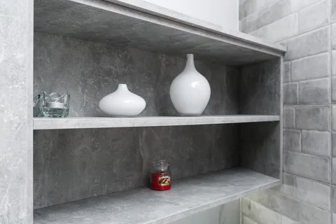 На фото современная кухня в Светлогорске и декор