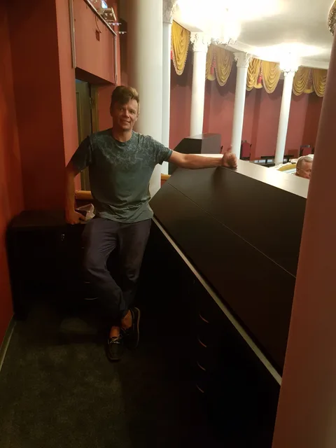 Процесс монтажа мебели