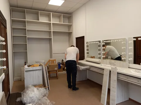 Процесс монтажа мебели