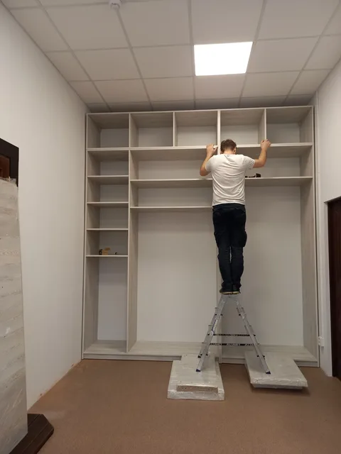 Процесс монтажа мебели