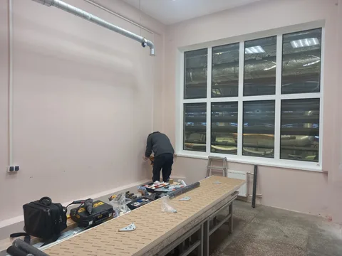 Процесс монтажа мебели