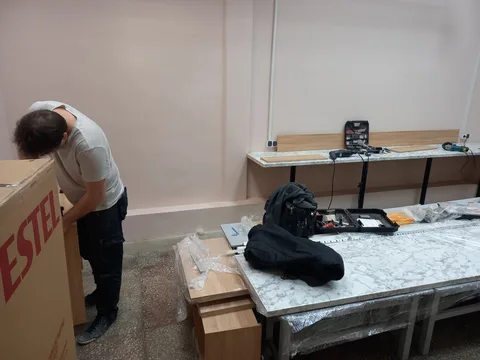 Процесс монтажа мебели