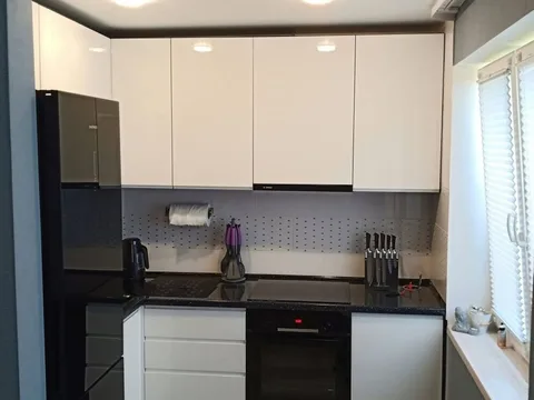 Черно белая кухня на заказ по улице Барнаульской