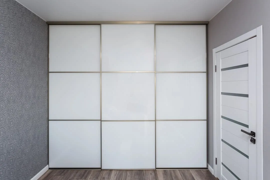 Шкаф-купе со стеклянными дверьми в г. Гурьевске