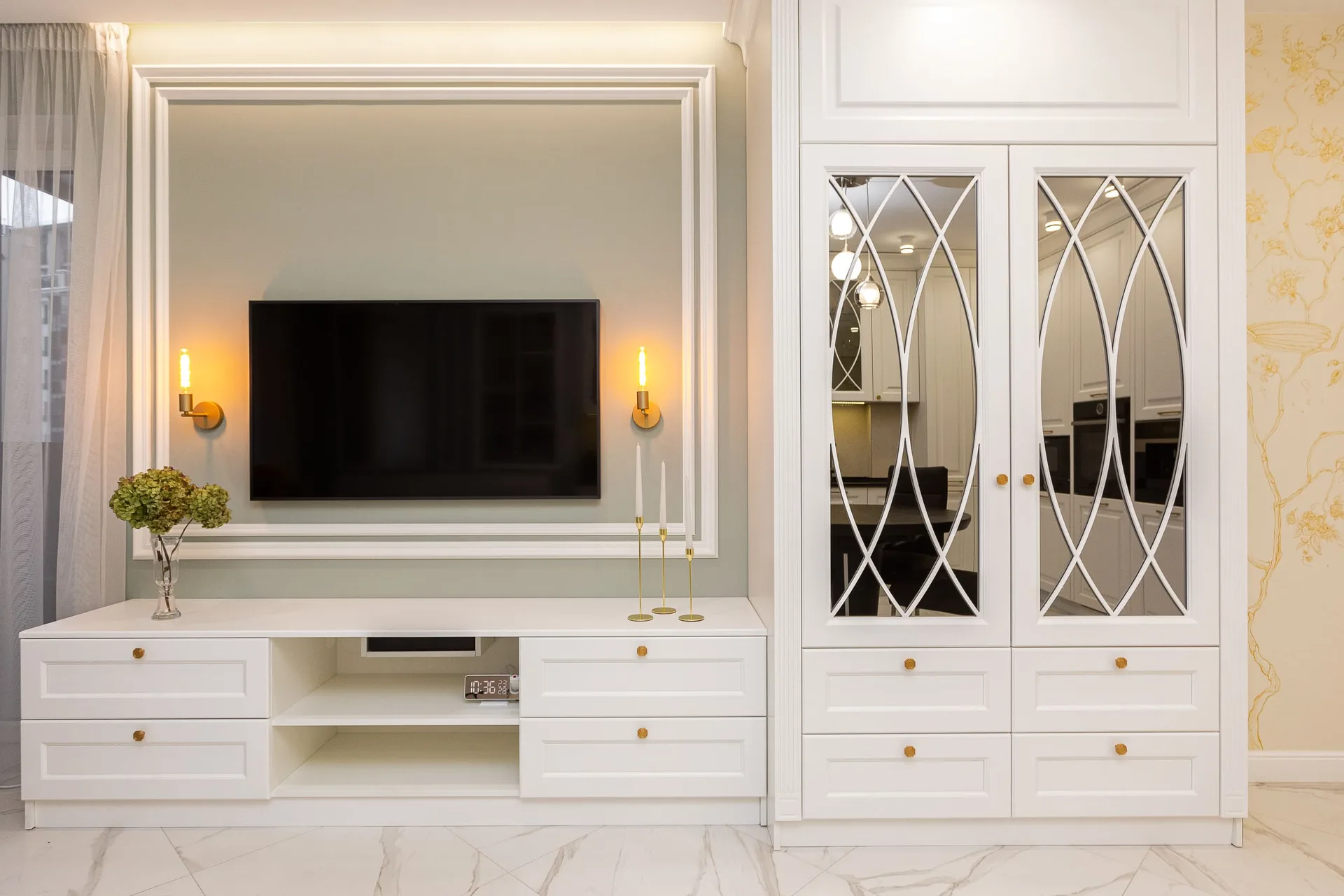 Шкаф с зеркальными дверьми по ул. Артиллерийской
