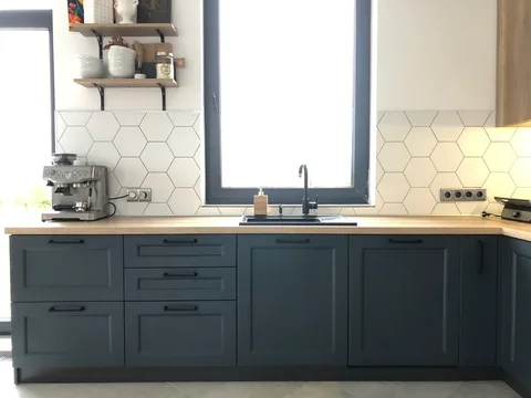 Современная кухня в частном доме в г. Гурьевске