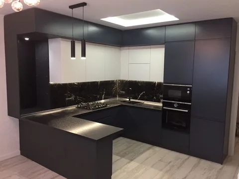 Кухня в современном стиле с техникой и многоуровневым освещением